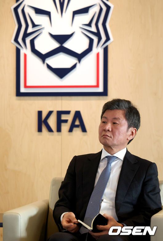 [OSEN=최규한 기자]정몽규 대한축구협회 회장이 회의를 앞두고 생각에 잠겨 있다. 2024.02.16 / dreamer@osen.co.kr