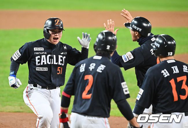 [OSEN=대구, 이석우 기자] 22일 대구 삼성라이온즈파크에서 2025 신한 SOL뱅크 KBO 플레이오프 삼성 라이온즈와 한화 이글스의 4차전 경기가 열렸다. 홈팀 삼성은 원태인이, 방문팀 한화는 정우주가 선발 투수로 출전했다.한화 이글스 문현빈이 5회초 2사 2,3루 우월 3점 홈런을 치고 환호하고 있다. 2025.10.22 / foto0307@osen.co.kr