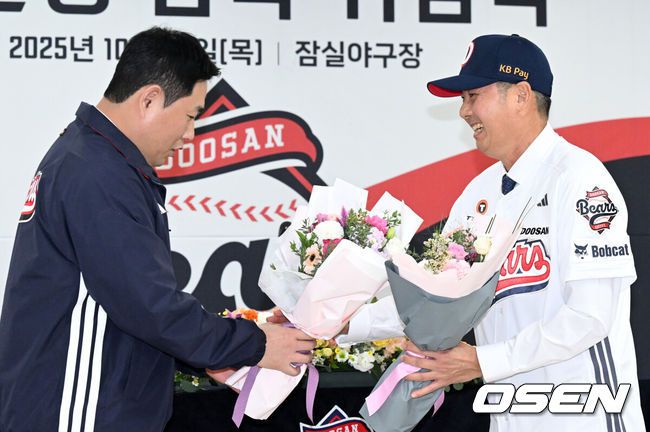 [OSEN=잠실, 이대선 기자] 23일 오후 서울 잠실야구장에서 두산 베어스 김원형 감독 취임식이 열렸다.계약 규모는 2+1년 최대 20억 원(계약금 5억, 연봉 각 5억 원)이다.김 감독은 23일취임식을 거쳐 29일부터 진행되는 일본 미야자키 마무리캠프로 향해 2025시즌을 복기하고 2026시즌 팀을 한 단계 업그레이드 시킬 수 있는 옥석가리기에 나설 예정이다.두산 양의지가 김원형 감독에게 꽃다발을 전달하고 있다. 2025.10.23 /sunday@osen.co.kr