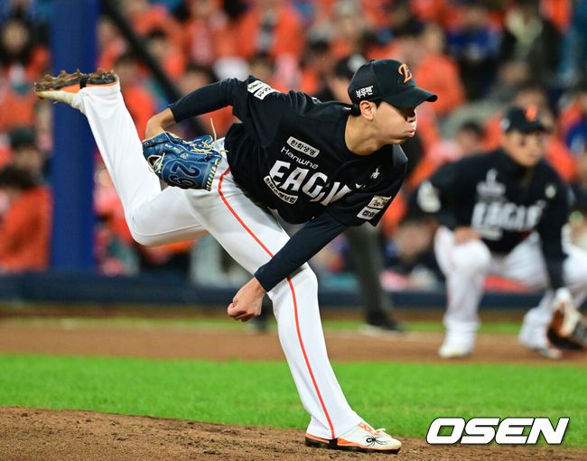 [OSEN=대구, 조은정 기자]22일 대구 삼성라이온즈파크에서 2025 신한 SOL Bank KBO리그 포스트시즌 플레이오프 4차전 삼성 라이온즈와 한화 이글스의 경기가 열렸다.홈팀 삼성은 원태인, 방문팀 한화는 정우주를 선발로 내세웠다.6회말 한화 황준서가 역투를 하고 있다. 2025.10.22 /cej@osen.co.kr