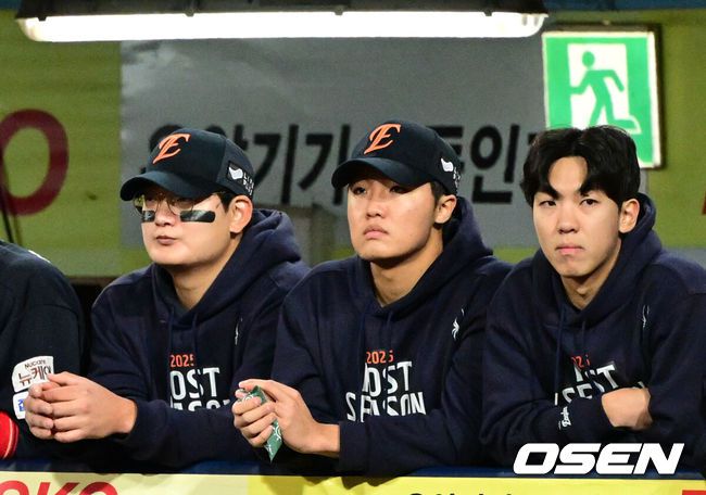 [OSEN=대구, 조은정 기자]프로야구 삼성 라이온즈가 아직 플레이오프는 끝나지 않았다고 외쳤다. 김영웅의 미친 대활약에 힘입어 시리즈를 5차전으로 끌고 간다.삼성은 22일 대구 삼성 라이온즈파크에서 열린 '2025 신한 SOL뱅크 KBO리그' 포스트스진 플레이오프 4차전 한화 이글스와의 경기에서 7-4로 역전승을 거뒀다. 이로써 삼성은 시리즈 전적 2승2패를 만들며 승부를 5차전까지 끌고 갔다. 5차전은 오는 24일 대전 한화생명볼파크에서 열린다. 이날 김영웅이 동점 스리런 홈런과 역전 스리런 홈런을 연달아 뽑아내며 승리를 이끌었다. 김영웅은 이날 6타점을 더하면서 2017년 두산 오재일과 함께 단일 플레이오프 최다 타점(12타점) 타이를 이뤘다.한화 김서현, 정우주, 황준서가 경기를 지켜보고 있다. 2025.10.22 /cej@osen.co.kr