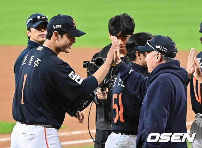 [OSEN=대구, 이석우 기자] 21일 대구 삼성라이온즈파크에서 2025 신한 SOL뱅크 KBO 플레이오프 삼성 라이온즈와 한화 이글스의 3차전 경기가 열렸다. 한화 김경문 감독이 삼성 5-4로 승리한 후 문동주와 하이파이브를 하고 있다. 2025.10.21 / foto0307@osen.co.kr