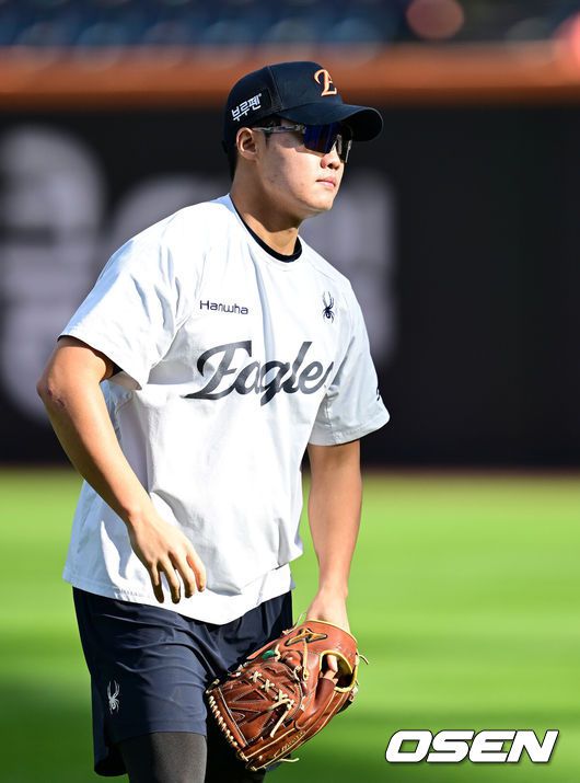 [OSEN=대전, 최규한 기자] 24일 대전 한화생명볼파크에서 ‘2025 신한 SOL Bank KBO리그’ 포스트시즌 플레이오프 5차전 삼성 라이온즈와 한화 이글스의 경기가 열린다.한화는 코디 폰세, 삼성은 최원태를 선발로 내세운다.경기를 앞두고 한화 정우주가 훈련을 펼치고 있다. 2025.10.24 / dreamer@osen.co.kr