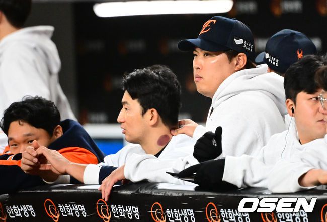 [OSEN=대전, 지형준 기자] 24일 오후 대전 한화생명볼파크에서 2025 신한 SOL Bank KBO리그 포스트시즌 플레이오프 5차전 한화 이글스와 삼성 라이온즈의 경기가 열렸다.한화는 코디 폰세, 삼성은 최원태를 선발 투수로 내세웠다.6회말 무사 만루에서 한화 류현진이 경기를 지켜보며 최재훈의 목을 주무르고 있다. 2025.10.24 /jpnews@osen.co.kr