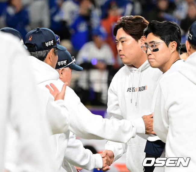 [OSEN=대전, 이대선 기자] 프로야구 한화 이글스는 24일 대전 한화생명볼파크에서 열린 2025 신한 SOL뱅크 KBO 플레이오프(5전 3선승제) 삼성 라이온즈와의 5차전에서 11-2 완승을 거뒀다.정규시즌 2위에 올라 플레이오프에 직행한 한화는 시리즈 전적 3승 2패로 한국시리즈행 티켓을 거머쥐었다. 2006년 이후 19년 만에 한국시리즈 진출이다. 반면 NC 다이노스와 와일드카드 결정전(1승 1패), SSG 랜더스와 준플레이오프(3승 1패)를 거쳐 플레이오프에 오른 4위 삼성은 투혼의 명승부에도 2년 연속 한국시리즈 진출이 좌절됐다.경기 종료 후 한화 김경문 감독과 류현진이 승리의 기쁨을 나누고 있다. 2025.10.24 /sunday@osen.co.kr