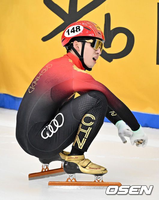 [OSEN=민경훈 기자] 11일 서울 목동 아이스링크에서 '2023 KB금융 국제빙상경기연맹(ISU) 쇼트트랙 세계선수권대회' 본선 경기가 진행됐다.남자 500m 결승에서 중국 린샤오쥔(한국명 임효준)이 페널티를 받고 탈락하며 아쉬워하고 있다. 2023.03.11 / rumi@osen.co.kr