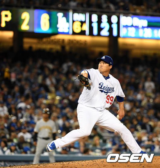 [OSEN=LA(미국 캘리포니아주), 최규한 기자] 27일(한국시간) 미국 캘리포니아주 로스앤젤레스 다저스타디움에서 ‘2019 메이저리그’ LA 다저스와 피츠버그 파이어리츠의 경기가 열렸다.6회초 다저스 류현진이 역투하고 있다. /dreamer@osen.co.kr