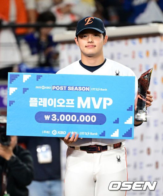 [OSEN=대전, 이대선 기자] 프로야구 한화 이글스는 24일 대전 한화생명볼파크에서 열린 2025 신한 SOL뱅크 KBO 플레이오프(5전 3선승제) 삼성 라이온즈와의 5차전에서 11-2 완승을 거뒀다.정규시즌 2위에 올라 플레이오프에 직행한 한화는 시리즈 전적 3승 2패로 한국시리즈행 티켓을 거머쥐었다. 2006년 이후 19년 만에 한국시리즈 진출이다. 반면 NC 다이노스와 와일드카드 결정전(1승 1패), SSG 랜더스와 준플레이오프(3승 1패)를 거쳐 플레이오프에 오른 4위 삼성은 투혼의 명승부에도 2년 연속 한국시리즈 진출이 좌절됐다.경기 종료 후 플레이오프 MVP를 수상한 한화 문동주가 포즈를 취하고 있다. 2025.10.24 /sunday@osen.co.kr