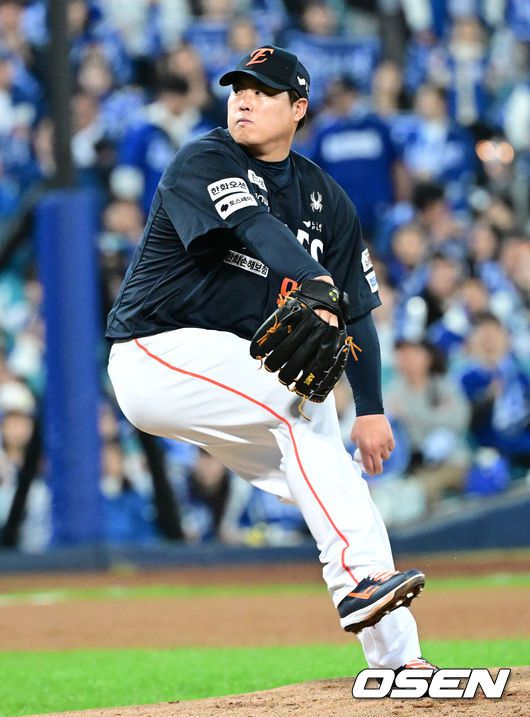 [OSEN=대구, 최규한 기자] 21일 대구 삼성라이온즈파크에서 ‘2025 신한 SOL Bank KBO리그’ 포스트시즌 플레이오프 3차전 삼성 라이온즈와 한화 이글스의 경기가 열렸다.홈팀 삼성은 아리엘 후라도, 방문팀 한화는 류현진을 선발로 내세웠다.1회말 한화 선발 류현진이 힘차게 공을 뿌리고 있다. 2025.10.21 / dreamer@osen.co.kr