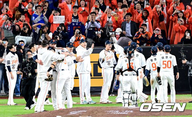 [OSEN=대전, 최규한 기자] 프로야구 한화 이글스가 24일 대전 한화생명볼파크에서 열린 2025 신한 SOL뱅크 KBO 플레이오프(5전 3선승제) 삼성 라이온즈와의 5차전에서 11-2 완승을 거뒀다.정규시즌 2위에 올라 플레이오프에 직행한 한화는 시리즈 전적 3승 2패로 한국시리즈행 티켓을 거머쥐었다. 2006년 이후 19년 만에 한국시리즈 진출이다. 반면 NC 다이노스와 와일드카드 결정전(1승 1패), SSG 랜더스와 준플레이오프(3승 1패)를 거쳐 플레이오프에 오른 4위 삼성은 투혼의 명승부에도 2년 연속 한국시리즈 진출이 좌절됐다.경기를 마치고 승리한 한화 선수들이 기뻐하고 있다. 2025.10.24 / dreamer@osen.co.kr
