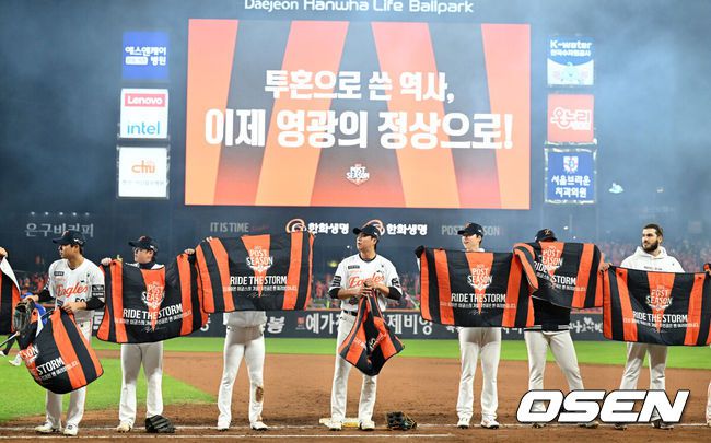 [OSEN=대전, 이대선 기자] 한국시리즈에 진출한 한화 선수들이 관중석을 향해 인사를 하고 있다. 2025.10.24 /sunday@osen.co.kr