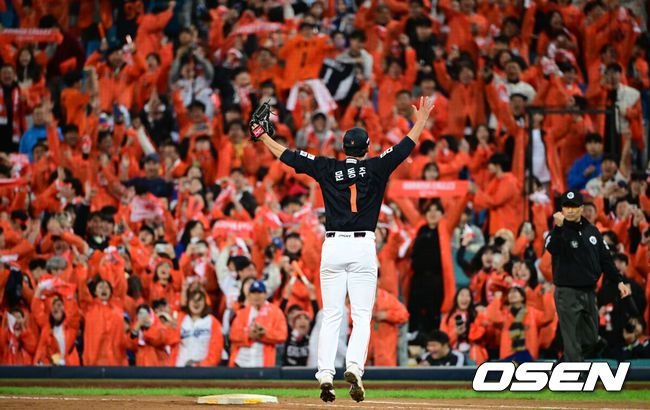 [OSEN=대구, 조은정 기자]프로야구 한화 이글스 투수 문동주(22)가 구원으로 나와 또 한화를 구했다. 6회부터 9회까지 4이닝을 삭제하며 슈퍼 세이브로 삼성 강타선을 잠재웠다.문동주는 21일 대구삼성라이온즈파크에서 열린 2025 신한 SOL Bank KBO리그 포스트시즌 플레이오프(PO·5전3선승제) 3차전에 6회 구원 등판, 4이닝 2피안타 1볼넷 6탈삼진 무실점으로 막고 한화의 5-4 승리에 기여했다. 승리 투수가 됐다. 한화는 시리즈 전적 2승1패 리드.한화 문동주가 승리를 기뻐하고 있다. 2025.10.21 /cej@osen.co.kr