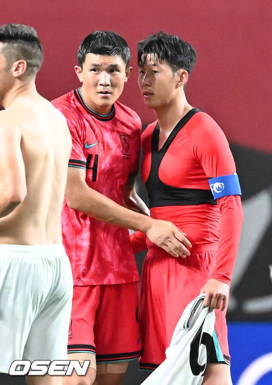 [OSEN=서울월드컵경기장, 민경훈 기자] 5일 서울 마포구 서울월드컵경기장에서 2026 북중미 월드컵 아시아지역 3차 예선 B조 조별리그 1차전 한국과 팔레스타인의 경기가 진행됐다.2014 브라질 월드컵 조별리그 탈락 이후 다시 축구 국가대표팀 지휘봉을 잡은 홍명보 감독의 10년 만에 A매치 복귀 무대로 한국은 북중미 월드컵에서 11회 연속 월드컵 본선에 도전한다.0-0 무승부로 경기를 마친 후 한국 손흥민과 김민재가 포옹을 하고 있다. 2024.09.05 / rumi@osen.co.kr