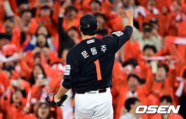 [OSEN=대구, 조은정 기자]프로야구 한화 이글스 투수 문동주(22)가 구원으로 나와 또 한화를 구했다. 6회부터 9회까지 4이닝을 삭제하며 슈퍼 세이브로 삼성 강타선을 잠재웠다.문동주는 21일 대구삼성라이온즈파크에서 열린 2025 신한 SOL Bank KBO리그 포스트시즌 플레이오프(PO·5전3선승제) 3차전에 6회 구원 등판, 4이닝 2피안타 1볼넷 6탈삼진 무실점으로 막고 한화의 5-4 승리에 기여했다. 승리 투수가 됐다. 한화는 시리즈 전적 2승1패 리드.한화 문동주가 승리를 기뻐하고 있다. 2025.10.21 /cej@osen.co.kr