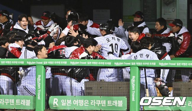 [OSEN=잠실, 박준형 기자] 27일 오후 서울 잠실야구장에서 2025 신한 SOL Bank KBO리그 포스트시즌 한국시리즈 2차전 LG 트윈스와 한화 이글스의 경기가 열렸다.LG는 임찬규, 한화는 류현진을 선발 투수로 내세웠다.2회말 무사 2,3루 LG 구본혁의 동점 2타점 적시타때 기뻐하는 LG 트윈스 선수들. 2025.10.27 / soul1014@osen.co.kr