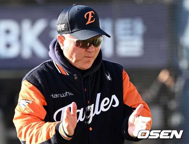 [OSEN=잠실, 이대선 기자] 27일 오후 서울 잠실야구장에서 2025 신한 SOL Bank KBO리그 포스트시즌 한국시리즈 1차전 LG 트윈스와 한화 이글스의 경기가 열렸다.LG는 임찬규, 한화는 류현진을 선발 투수로 내세웠다.경기에 앞서 한화 김경문 감독이 선수들에게 박수를 보내고 있다. 2025.10.27 /sunday@osen.co.kr