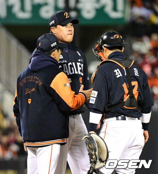 [OSEN=잠실, 이대선 기자] 27일 오후 서울 잠실야구장에서 2025 신한 SOL Bank KBO리그 포스트시즌 한국시리즈 2차전 LG 트윈스와 한화 이글스의 경기가 열렸다.LG는 임찬규, 한화는 류현진을 선발 투수로 내세웠다.2회말 마운드를 방문한 한화 양상문 코치가 류현진과 이야기를 나누고 있다. 2025.10.27 /sunday@osen.co.kr