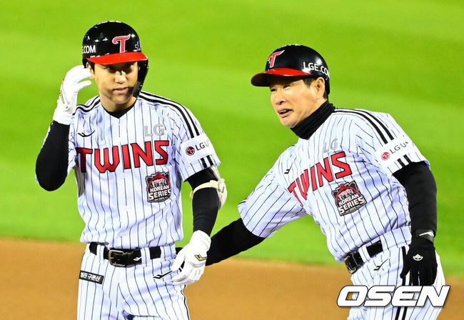 [OSEN=잠실, 지형준 기자] 27일 오후 서울 잠실야구장에서 2025 신한 SOL Bank KBO리그 포스트시즌 한국시리즈 2차전 LG 트윈스와 한화 이글스의 경기가 열렸다.LG는 임찬규, 한화는 류현진을 선발 투수로 내세웠다.2회말 무사 2,3루에서 LG 구본혁이 동점 2타점 우중간 적시타를 날리며 송지만 코치와 기뻐하고 있다. 2025.10.27 /jpnews@osen.co.kr