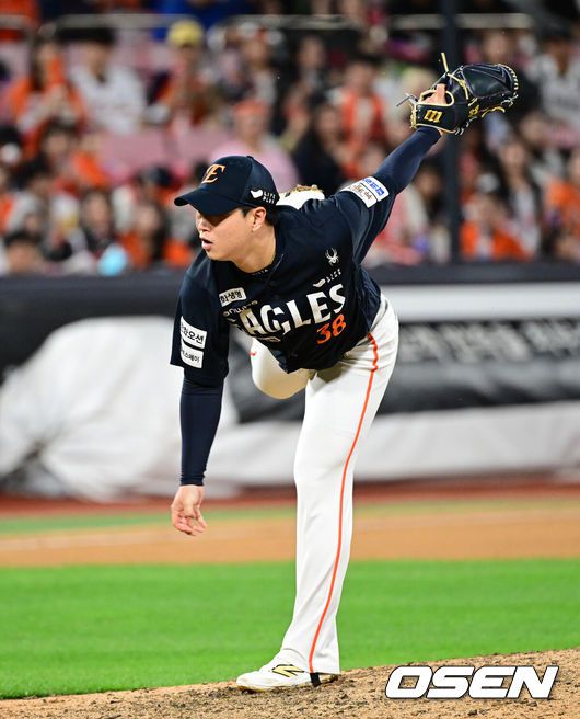 [OSEN=수원, 조은정 기자] 8회말 한화 김종수가 역투하고 있다. 2025.10.03 /cej@osen.co.kr