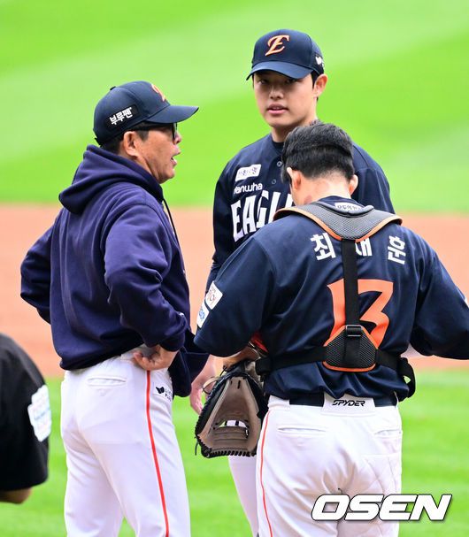 [OSEN=잠실, 지형준 기자] 26일 오후 서울 잠실야구장에서 2025 신한 SOL Bank KBO리그 포스트시즌 한국시리즈 1차전 LG 트윈스와 한화 이글스의 경기가 열렸다.LG는 앤더스 톨허스트, 한화는 문동주를 선발 투수로 내세웠다.1회말 1사 2,3루에서 한화 양상문 코치가 마운드에 올라 문동주, 최재훈과 이야기를 나누고 있다. 2025.10.26 /jpnews@osen.co.kr