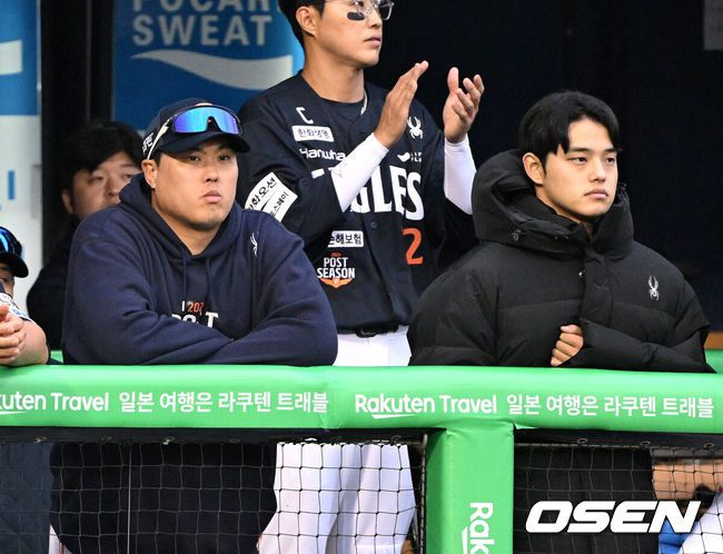 [OSEN=잠실, 이대선 기자] 9회초 한화 류현진과 문동주가 그라운드를 바라보고 있다. 2025.10.26 /sunday@osen.co.kr