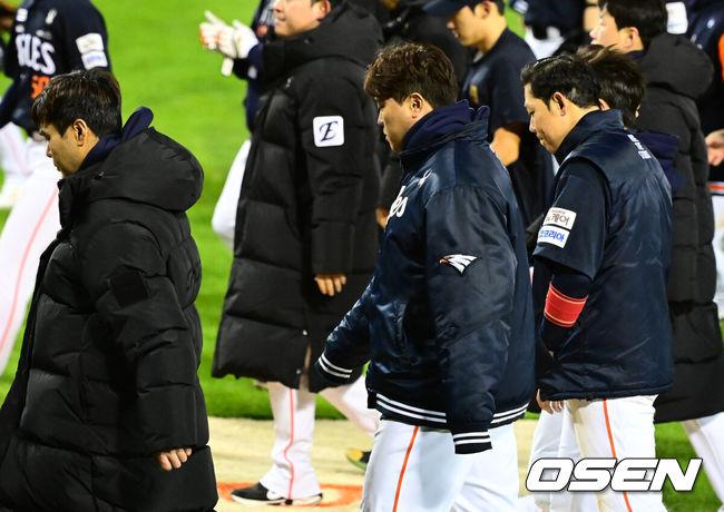 [OSEN=잠실, 지형준 기자] 쌍둥이군단이 19년 만에 한국시리즈 마운드에 오른 류현진을 넘어 시리즈 2연승을 질주했다.프로야구 LG 트윈스는 27일 서울 잠실구장에서 열린 2025 신한 SOL뱅크 KBO 한국시리즈(7전 4선승제) 한화 이글스와의 2차전에서 13-5 역전승을 거뒀다.역대 한국시리즈 1~2차전 2연승은 총 21차례 있었고, 그 중 19번 우승을 차지했다. 우승 확률 90.5%. 정규시즌 1위팀이 한국시리즈 1~2차전 2연승을 한 경우는 13번으로 100%(13/13) 우승 트로피를 들어올렸다.경기를 마치고 한화 류현진이 패배를 아쉬워하고 있다. 2025.10.27 /jpnews@osen.co.kr