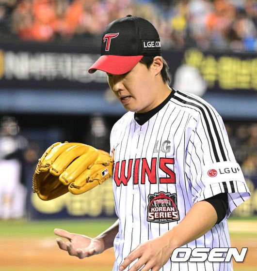 [OSEN=잠실, 이대선 기자] 27일 오후 서울 잠실야구장에서 2025 신한 SOL Bank KBO리그 포스트시즌 한국시리즈 2차전 LG 트윈스와 한화 이글스의 경기가 열렸다.LG는 임찬규, 한화는 류현진을 선발 투수로 내세웠다.4회초 1사에서 LG 임찬규가 마운드를 내려가고 있다. 2025.10.27 /sunday@osen.co.kr