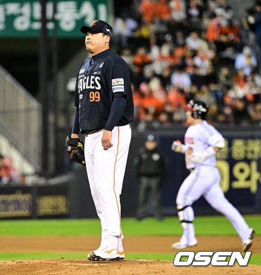 [OSEN=잠실, 이대선 기자] 27일 오후 서울 잠실야구장에서 2025 신한 SOL Bank KBO리그 포스트시즌 한국시리즈 2차전 LG 트윈스와 한화 이글스의 경기가 열렸다.LG는 임찬규, 한화는 류현진을 선발 투수로 내세웠다.3회말 2사 1루에서 한화 류현진이 LG 박동원에게 좌월 투런 홈런을 허용하고 아쉬워하고 있다. 2025.10.27 /sunday@osen.co.kr