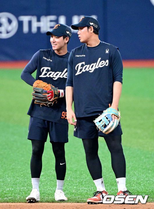 [OSEN=고척, 최규한 기자] 경기를 앞두고 한화 하주석과 황영묵이 수비 훈련을 펼치고 있다. 2025.07.04 / dreamer@osen.co.kr