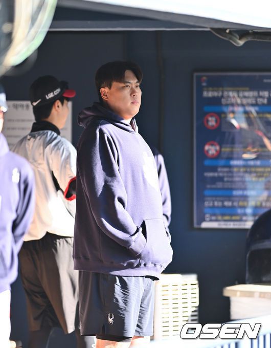 [OSEN=잠실, 박준형 기자] 27일 오후 서울 잠실야구장에서 2025 신한 SOL Bank KBO리그 포스트시즌 한국시리즈 1차전 LG 트윈스와 한화 이글스의 경기가 열렸다.LG는 임찬규, 한화는 류현진을 선발 투수로 내세웠다.경기 앞두고 선발등판 앞둔 한화 류현진이 그라운드를 바라보고 있다.  2025.10.27 / soul1014@osen.co.kr