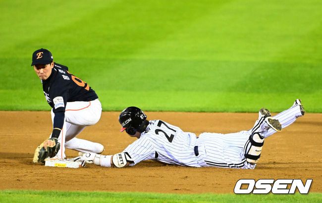 [OSEN=잠실, 지형준 기자] 27일 오후 서울 잠실야구장에서 2025 신한 SOL Bank KBO리그 포스트시즌 한국시리즈 2차전 LG 트윈스와 한화 이글스의 경기가 열렸다.LG는 임찬규, 한화는 류현진을 선발 투수로 내세웠다.2회말 무사 만루에서 LG 박동원이 2타점 좌중간 적시 2루타를 날리며 한화 황영묵의 태그에 앞서 슬라이딩 세이프되고 있다. 2025.10.27 /jpnews@osen.co.kr