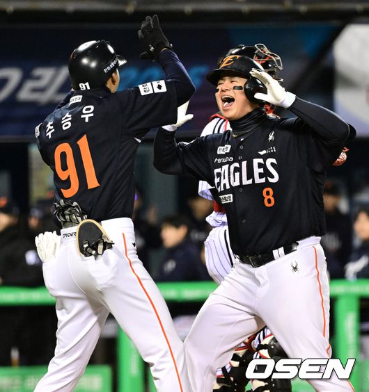 [OSEN=잠실, 이대선 기자] 27일 오후 서울 잠실야구장에서 2025 신한 SOL Bank KBO리그 포스트시즌 한국시리즈 2차전 LG 트윈스와 한화 이글스의 경기가 열렸다.LG는 임찬규, 한화는 류현진을 선발 투수로 내세웠다.1회초 1사에서 한화 노시환이 중월 솔로 홈런을 치고 환호하고 있다. 2025.10.27 /sunday@osen.co.kr