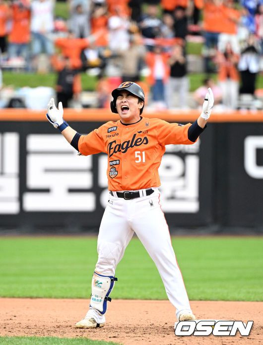 [OSEN=대전, 이대선 기자] 18일 오후 대전 한화생명볼파크에서 2025 신한 SOL Bank KBO리그 포스트시즌 플레이오프 1차전 한화 이글스와 삼성 라이온즈의 경기가 열렸다.한화는 폰세, 삼성은 가라비토를 선발 투수로 내세웠다.2회말 2사 만루에서 한화 문현빈이 우월 3타점 적시 2루타를 치고 환호하고 있다. 2025.10.18 /sunday@osen.co.kr