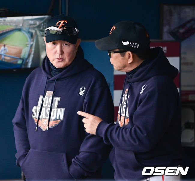 [OSEN=잠실, 박준형 기자] 26일 오후 서울 잠실야구장에서 2025 신한 SOL Bank KBO리그 포스트시즌 한국시리즈 1차전 LG 트윈스와 한화 이글스의 경기가 열렸다.LG는 앤더스 톨허스트, 한화는 문동주를 선발 투수로 내세웠다.4회말 이닝종료 후 한화 김경문 감독과 양상문 코치가 이야기를 나누고 있다.  2025.10.26 / soul1014@osen.co.kr