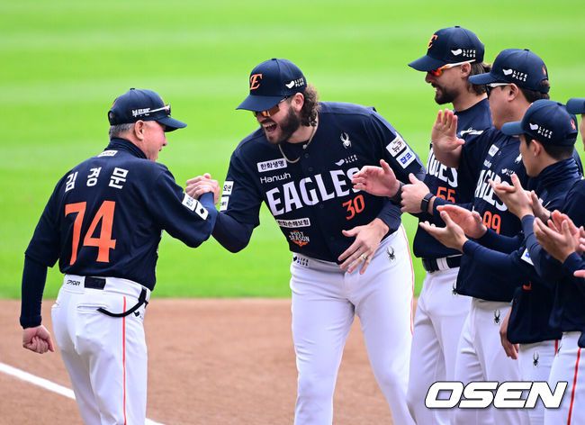 [OSEN=잠실, 지형준 기자] 26일 오후 서울 잠실야구장에서 2025 신한 SOL Bank KBO리그 포스트시즌 한국시리즈 1차전 LG 트윈스와 한화 이글스의 경기가 열렸다.LG는 앤더스 톨허스트, 한화는 문동주를 선발 투수로 내세웠다.경기에 앞서 한화 김경문 감독이 폰세와 손을 맞잡고 있다. 2025.10.26 /jpnews@osen.co.kr