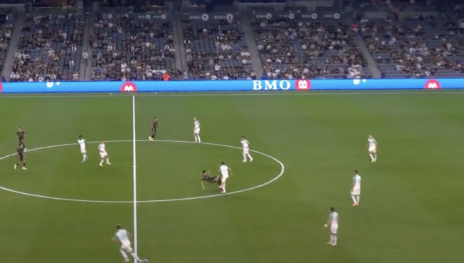 [사진] 파울 당하는 손흥민 / 중계화면 캡처