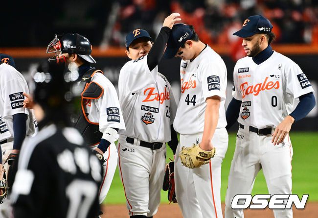 [OSEN=대전, 지형준 기자] 프로야구 한화 이글스가 극적인 역전승으로 반격에 성공했다.한화는 29일 대전 한화생명볼파크에서 열린 2025 신한 SOL뱅크 KBO 한국시리즈 3차전 LG 트윈스와의 경기에서 7-3 역전승을 거뒀다. 1차전과 2차전을 모두 내준 한화는 이날 승리로 시리즈 전적 1승 2패 추격을 시작했다.경기를 마치고 한화 김태연이 김서현을 격려하고 있다. 2025.10.29 /jpnews@osen.co.kr