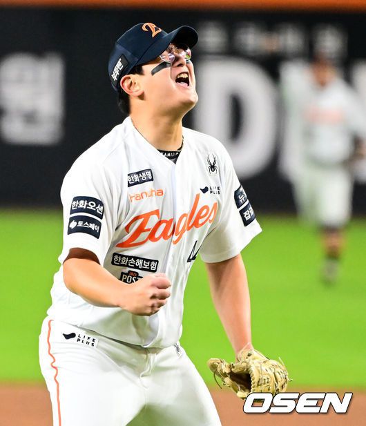[OSEN=대전, 지형준 기자] 프로야구 한화 이글스가 극적인 역전승으로 반격에 성공했다.한화는 29일 대전 한화생명볼파크에서 열린 2025 신한 SOL뱅크 KBO 한국시리즈 3차전 LG 트윈스와의 경기에서 7-3 역전승을 거뒀다. 1차전과 2차전을 모두 내준 한화는 이날 승리로 시리즈 전적 1승 2패 추격을 시작했다.경기를 마치고 한화 김서현이 승리를 기뻐하고 있다. 2025.10.29 /jpnews@osen.co.kr