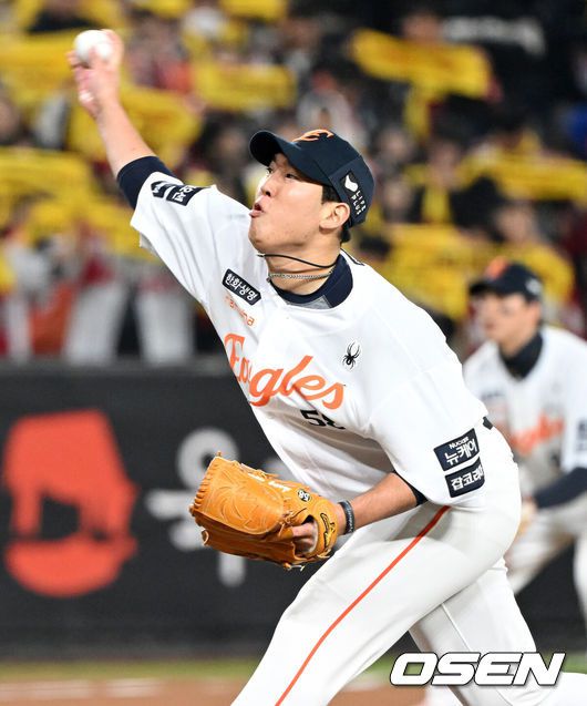 [OSEN=대전, 이대선 기자] 29일 대전 한화생명볼파크에서 2025 신한 SOL Bank KBO리그 포스트시즌 한국시리즈 3차전 한화 이글스와 LG 트윈스의 경기가 열렸다.이날 경기에 한화는 폰세를, LG는 손주영을 선발투수로 내세웠다. 7회초 무사에서 한화 박상원이 역투하고 있다. 2025.10.29 /sunday@osen.co.kr