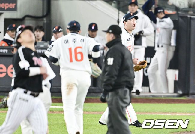 [OSEN=대전, 박준형 기자] 29일 대전시 중구 부사동 대전한화생명볼파크에서 2025 신한 SOL Bank KBO리그 포스트시즌 한국시리즈 3차전 한화 이글스와 LG 트윈스의 경기가 진행됐다.이날 경기에 한화는 폰세를, LG는 손주영을 선발투수로 내세웠다. 7회초 실점 위기 넘긴 한화 박상원이 환호하고 있다. 2025.10.29 / soul1014@osen.co.kr