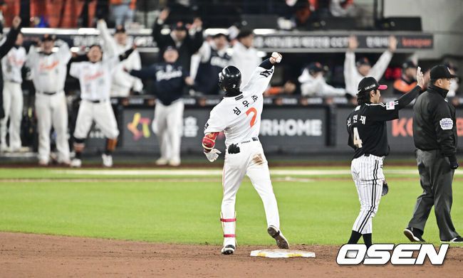[OSEN=대전, 박준형 기자] 29일 대전시 중구 부사동 대전한화생명볼파크에서 2025 신한 SOL Bank KBO리그 포스트시즌 한국시리즈 3차전 한화 이글스와 LG 트윈스의 경기가 진행됐다.이날 경기에 한화는 폰세를, LG는 손주영을 선발투수로 내세웠다. 8회말 2사 만루 한화 심우준이 역전 2타점 적시 2루타를 날린뒤 환호하고 있다  2025.10.29 / soul1014@osen.co.kr