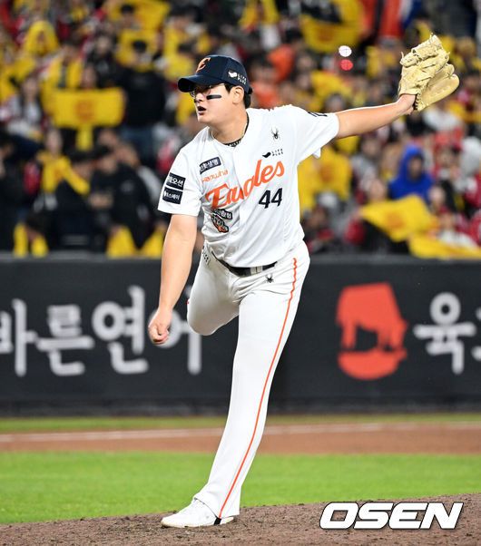 [OSEN=대전, 이대선 기자] 30일 대전 한화생명볼파크에서 2025 신한 SOL Bank KBO리그 포스트시즌 한국시리즈 4차전 한화 이글스와 LG 트윈스의 경기가 열렸다.이날 경기에 한화는 와이스를, LG는 치리노스를 선발투수로 내세웠다. 9회초 한화 김서현이 역투하고 있다. 2025.10.30 /sunday@osen.co.kr