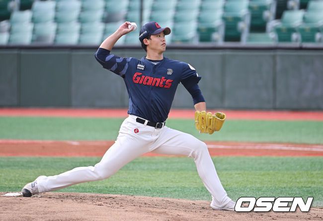 [OSEN=울산, 이석우 기자] 31일 울산 문수야구장에서 2025 울산-KBO Fall League 준결승 멜버른 에이시스와 롯데 자이언츠의 경기가 열렸다. 멜버른 에이시스는 루이스 소프가, 롯데 자이언츠는 현도훈이 선발 출전했다. 롯데 자이언츠 선발투수 현도훈이 역투하고 있다. 2025.10.31 / foto0307@osen.co.kr