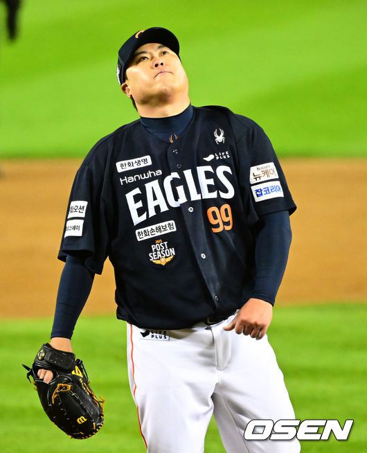 [OSEN=잠실, 지형준 기자] 27일 오후 서울 잠실야구장에서 2025 신한 SOL Bank KBO리그 포스트시즌 한국시리즈 2차전 LG 트윈스와 한화 이글스의 경기가 열렸다.LG는 임찬규, 한화는 류현진을 선발 투수로 내세웠다.3회말 2사 2루에서 한화 류현진이 LG 박동원을 상대하며 생각에 잠겨 있다. 2025.10.27 /jpnews@osen.co.kr