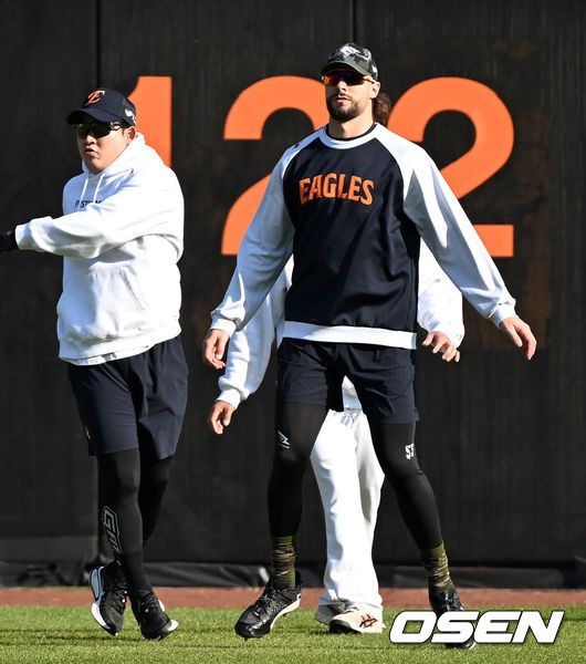 [OSEN=대전, 이대선 기자] 31일 대전 한화생명볼파크에서 2025 신한 SOL Bank KBO리그 포스트시즌 한국시리즈 5차전 한화 이글스와 LG 트윈스의 경기가 열렸다.이날 경기에 한화는 문동주를, LG는 톨허스트를 선발투수로 내세웠다. 경기에 앞서 한화 와이스가 스트레칭 훈련을 하고 있다.   2025.10.31 /sunday@osen.co.kr