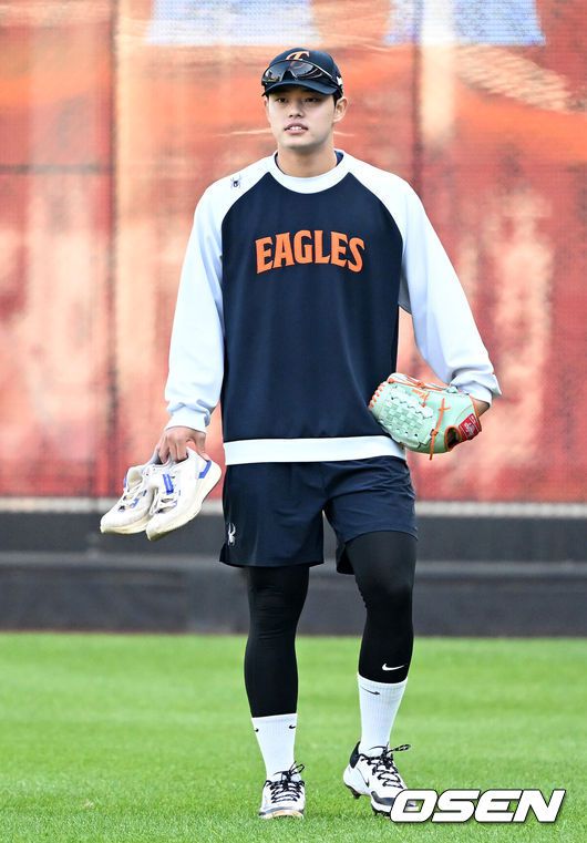 [OSEN=대전, 이대선 기자] 29일 대전 한화생명볼파크에서 2025 신한 SOL Bank KBO리그 포스트시즌 한국시리즈 3차전 한화 이글스와 LG 트윈스의 경기가 열렸다.이날 경기에 한화는 폰세를, LG는 손주영을 선발투수로 내세웠다. 경기에 앞서 한화 문동주가 그라운드로 향하고 있다. 2025.10.29 /sunday@osen.co.kr