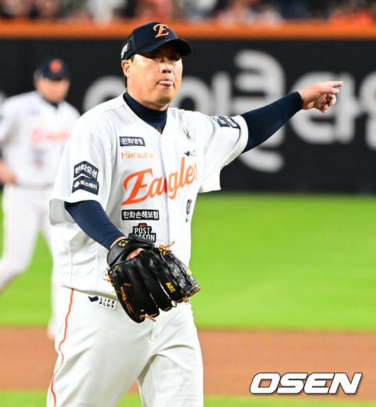 [OSEN=대전, 지형준 기자] 31일 대전 한화생명볼파크에서 2025 신한 SOL Bank KBO리그 포스트시즌 한국시리즈 5차전 한화 이글스와 LG 트윈스의 경기가 열렸다.이날 경기에 한화는 문동주를, LG는 톨허스트를 선발투수로 내세웠다. 8회초 2사 3루에서 한화 류현진이 LG 오스틴을 삼진 처리하고 있다. 2025.10.31 /jpnews@osen.co.kr