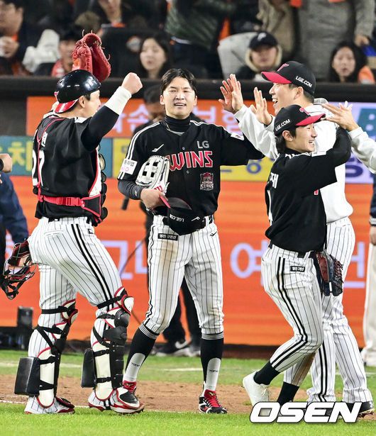 [OSEN=대전, 박준형 기자] 프로야구 LG 트윈스가 9회에만 6점을 올리는 극적인 역전승을 거두고 한국시리즈 승기를 잡았다.LG는 30일 대전 한화생명볼파크에서 열린 2025 신한 SOL뱅크 KBO 한국시리즈 4차전 한화 이글스와의 경기에서 7-4로 승리했다. 이날 승리로 LG는 시리즈 전적 3승 1패를 선점했다. 역대 한국시리즈에서 3승 1패를 선점한 팀이 우승한 확률은 94.4%(17/18)다. LG의 한국시리즈 우승까지는 단 1승이 남았다.경기종료후 LG 선수들이 승리의 기쁨을 나누고 있다.  2025.10.30 / soul1014@osen.co.kr