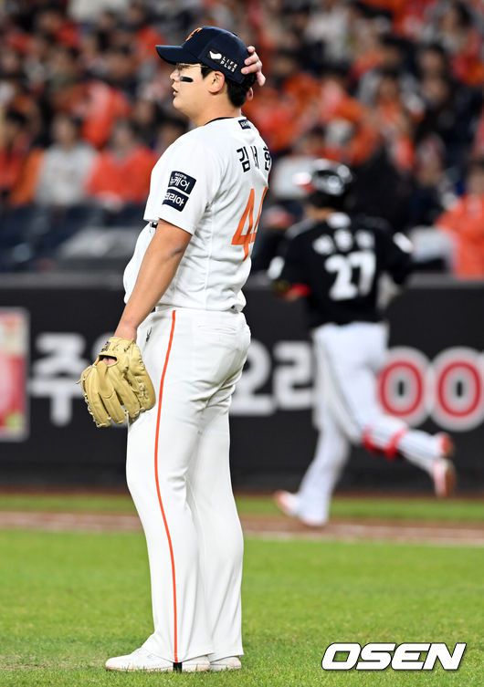 [OSEN=대전, 손용호 기자] 30일 대전 한화생명볼파크에서 2025 신한 SOL Bank KBO리그 포스트시즌 한국시리즈 4차전 한화 이글스와 LG 트윈스의 경기가 열렸다.이날 경기에 한화는 와이스를, LG는 치리노스를 선발투수로 내세웠다. 9회초 무사 김서현이 박동원에 투런 홈런을 맞고 아쉬워하고 있다.  2025.10.30/spjj@osen.co.kr