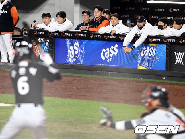 [OSEN=대전, 손용호 기자] 31일 대전 한화생명볼파크에서 2025 신한 SOL Bank KBO리그 포스트시즌 한국시리즈 5차전 한화 이글스와 LG 트윈스의 경기가 열렸다.이날 경기에 한화는 문동주를, LG는 톨허스트를 선발투수로 내세웠다. 선발 투수 문동주가 1이닝만 소화하고 마운드를 내려가 더그아웃에서 경기를 지켜보고  있다.  2025.10.31/spjj@osen.co.kr